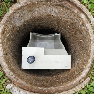Uni-FlowSense zur Durchflussmessung in einem Schacht eingebaut